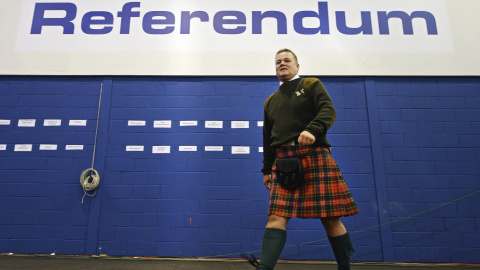 Fotografía del 18 de septiembre de 2014 que muestra a un escocés con el traje tradicional en el recinto Royal Highland durante el referéndum de Escocia en Edimburgo, Reino Unido. EFE/Andy Rain