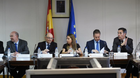 El ministro de Hacienda, Cristobal Montoro, durante la reunión esta tarde con los sindicatos / EFE