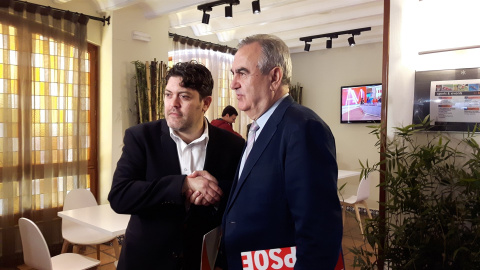 Miguel Sánchez, portavoz de Ciudadanos junto a Rafael González Tovar, portavoz del PSOE, tras la reunión mantenida este jueves.EUROPA PRESS