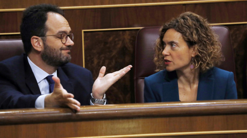 El portavoz parlamentario socialista Antonio Hernando, y la diputada socialista Meritxell Batet, conversan durante el pleno del Congreso. EFE/Sergio Barrenechea