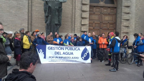 La Red del Agua Pública de Aragón cerró el domingo en Zaragoza la caravana que ha recogido la oposición al Plan de Saneamiento por toda la comunidad. RAPA/JESÚS SAMPÉRIZ