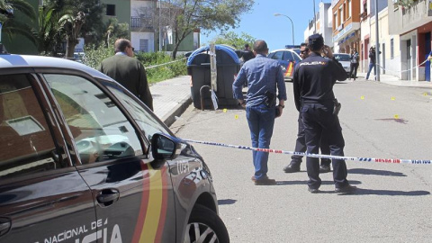 Precinto policial en el lugar donde un hombre ha sido asesinado de un tiro en una calle del barrio de Cerro de Reyes, de Badajoz. EFE/José Luis Real