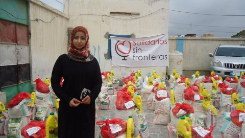 Faten, de Solidarios Sin Fronteras, repartiendo la ayuda en Yemen