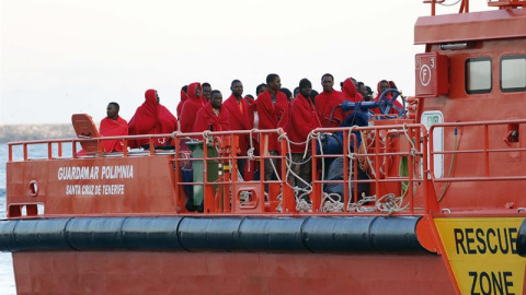 Llegada al puerto de Almeria de 33 inmigrantes rescatados por Salvamento Marítimio el pasado viernes.- EFE / Ricardo García.