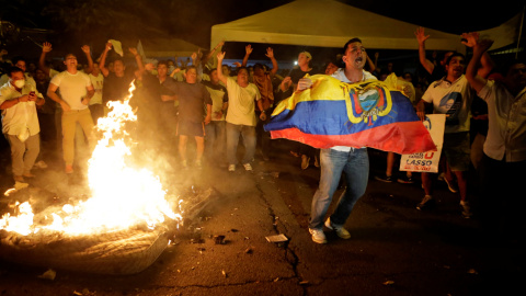 Seguidores de Guilllermo Lasso protestan en las calles de Guayaquil. /REUTERS