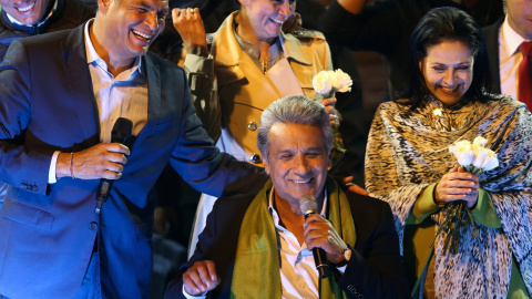 El candidato oficialista Lenín Moreno junto al presidente Rafael Correa celebra su victoria en las elecciones de Ecuador./REUTERS