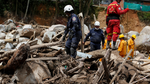 Servicios de rescate busca cadáveres entre las montañas de roca y madera en Mocoa. /REUTERS