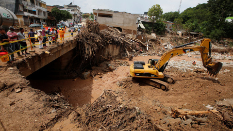 Una excavadora trabaja en medio de un lodazal en la ciudad colombiana de Mocoa, arrasada por las lluvias. /REUTERS