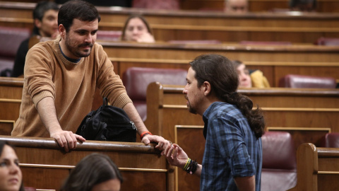 Foto de archivo de Alberto Garzón y Pablo Iglesias en el hemiciclo / EUROPA PRESS