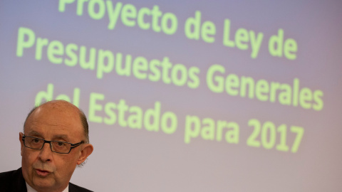 Montoro durante la rueda de prensa de los Presupuestos Generales del Estado 2017 / REUTERS