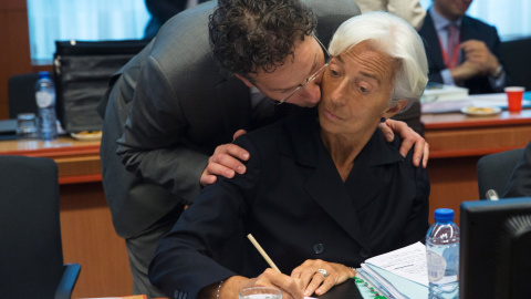 El presidente del Eurogrupo, el holandés, Jeroen Dijsselbloem, besa a la directora gerente del FMI, Christine Lagarde, al comienzo de una reunión de los ministros de Finanzas de los países del euro, en Bruselas. REUTERS/Philippe Wojazer