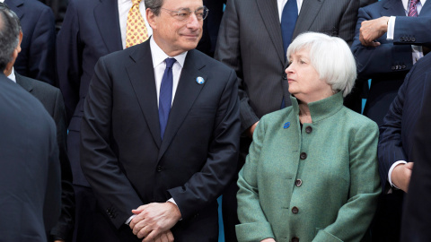 El presidente del BCE, el italiano Mario Draghi, junta a la presidenta de la Reserva Federal de EEUU, Janet Yellen, en la foto de familia de los miembros del G-20, durante la última reunión de primavera del FMI en Washington. REUTERS/Joshua