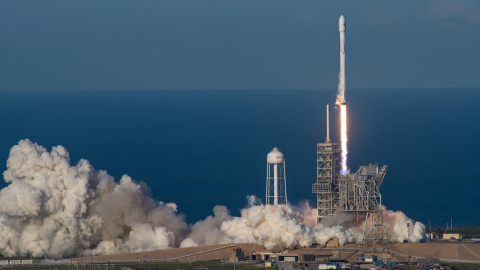 Imagen del cohete Falcon 9 al ser lanzado / TWITTER