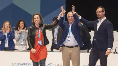 El nuevo líder del PP riojano, José Ignacio Ceniceros (c), junto al vicesecretario de Acción Sectorial del PP, Javier Maroto (c) y la alcaldesa de Logroño, Concepción Gamarra (i),durante la clausura hoy del 16 Congreso Regional del PP de La