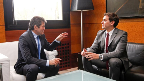 El presidente de la gestora del PSOE, Javier Fernández (i) y el líder de Ciudadanos, Albert Rivera (d), durante una reunión que han mantenido en Oviedo en vísperas de la moción de censura contra Pedro Antonio Sánchez. EFE/ J.L.CEREIJIDO