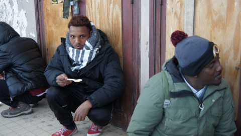 Uno de los refugiados tras recibir la comida / ENRIC BONET