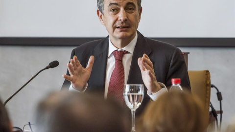 El expresidente del Gobierno José Luis Rodríguez Zapatero durante la clausura de unas jornadas organizadas en Sevilla. EFE/Raúl Caro