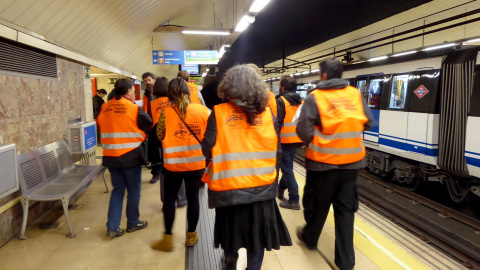 Las Brigadas Vecinales, durante una acción contra las redadas racistas en el metro de Madrid. / BVODH