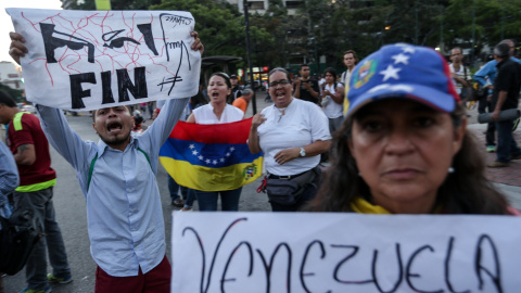 Venezolanos salieron hoy, viernes 31 de marzo de 2017, a protestar en contra del Tribunal Supremo de Justicia (TSJ), en Caracas (Venezuela). Caracas fue hoy escenario de dos pequeñas protestas en contra de la decisión del Tribunal Supremo d