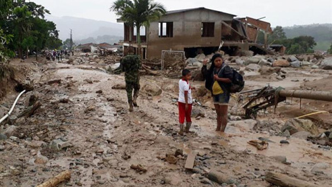 Imagen de una calle de Mocoa (Colombia) tras la avalancha ocurrida con el desordamiento de tres ríos. Imagen cedida por el ejército colombiano.