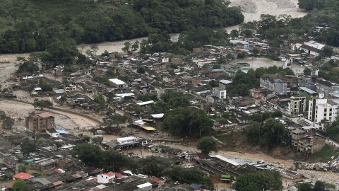 Fotografía cedida por la presidencia de Colombia de un área luego de una avalancha hoy, sábado 1 de abril de 2017, en Mocoa (Colombia). Santos afirmó hoy que se elevó a 154 la cifra de muertos por la avalancha de tres ríos que destruyeron v