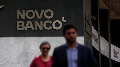 Unos peatones pasan junto a una sucursal de Novo Banco en Lisboa. REUTERS/Pedro Nunes