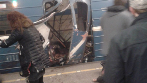 Imagen de un convoy destrozado en el metro de San Petersburgo.