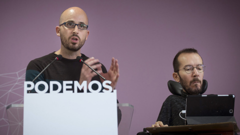 Pablo Echenique, secretario de Organización de Podemos, y el responsable de Economía, Nacho Álvarez, durante su comparecencia tras la reunión del Consejo de Coordinación del partido. EFE/Luca Piergiovanni