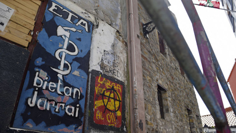 Un graffiti representa el logo del grupo terrorista ETA en un pueblo del País Vasco, Bermeo.ANDER GILLENEA / AFP