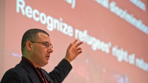 El activistas palestino Omar Barghouti en su discurso durante la conferencia en la ULB Universidad de Bruselas, en abril de 2013 .AFP PHOTO / BELGA - ERIC LALMAND ERIC LALMAND / BELGA / AFP