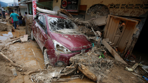 Un coche destrozado por la riada en Mocoa. /REUTERS