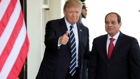 Donald Trump junto al presidente egipcio Abdel Fattah al-Sisi, ayer en la Casa Blanca. /REUTERS