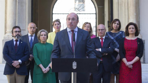 El presidente del Gobierno de Murcia, Pedro Antonio Sánchez (c), del PP, junto a sus consejeros, durante el anuncio de su dimisión como jefe del Ejecutivo regional. EFE/Marcial Guillén