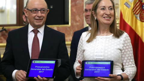 El ministro de Hacienda, Cristóbal Montoro, ha entregado hoy a la presidenta del Congreso, Ana Pastor, el proyecto de Presupuestos Generales del Estado para 2017 / EFE