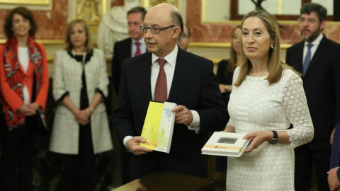 Imagen del ministro de Hacienda entregando los Presupuestos a la presidenta del Congreso / EUROPA PRESS