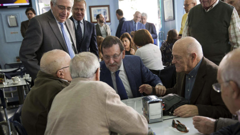 Rajoy con unos pensionistas, en un acto de campaña.EFE