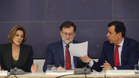 El presidente del Partido Popular, Mariano Rajoy (c), la secretaria general, María Dolores de Cospedal, y el coordinador general, Fernando Martínez-Maillo (d), durante la primera reunión del Comité Ejecutivo Nacional con los nuevos barones.