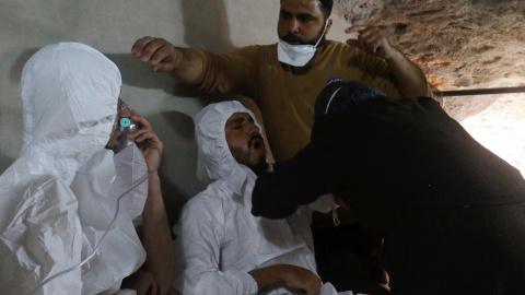 Un hombre respira con una máscara después del supuesto ataque con gas en el norte de Siria. /REUTERS