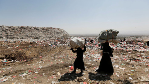 Dos mujeres caminan cargadas en Sanaa,Yemen. REUTERS/Khaled Abdullah