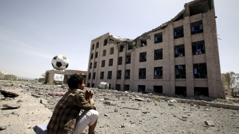 Un militante Houthi juega con un balón de fútbol en Sanaa.REUTERS/Mohamed al-Sayaghi