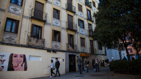 Entrada al bloque de pisos en el que viven los vecinos a los que Urbania no quiere renovar el alquiler.- J. V.