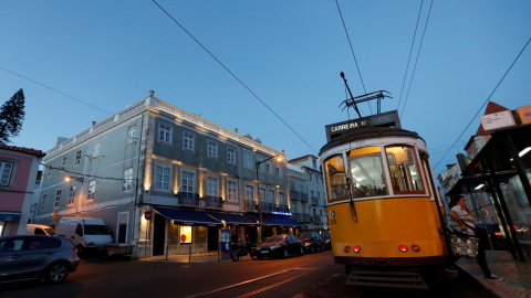 Un tranvía pasa por el centro de Lisboa, Portugal. REUTERS/Rafael Marchante