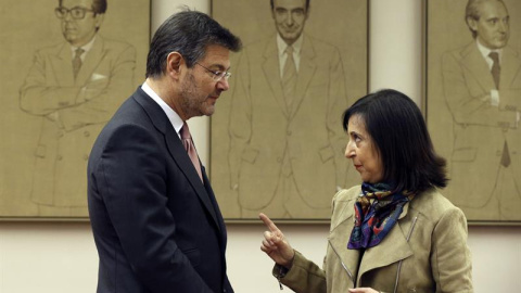 El ministro de Justicia, Rafael Catalá, hablando con Margarita Robles, del PSOE / EFE