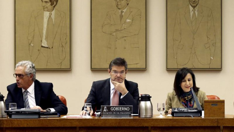 El ministro de Justicia, Rafael Catalá (c), junto a los diputados Pablo Matos (i), del PP, y Margarita Robles, del PSOE / EFE