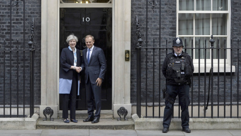 La primera ministra británica, Theresa May, junto al presidente del Consejo Europeo, Donald Tusk, en las afueras del en Londres. REUTERS/Hannah McKay