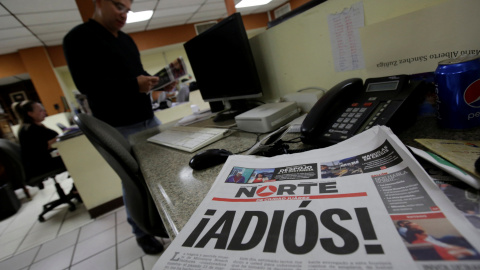 Un ejemplar de El Norte de Ciudad Juárez que reza "Adiós", después de anunciar el cierre del diario por la situación de violencia en la que viven los periodistas en México.REUTERS/Jose Luis González