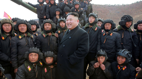 Kim Jong Un junto a un grupo de militares norcoreanos. /REUTERS