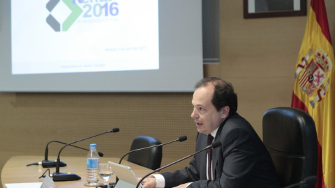 El director del Departamento de Gestión de la Agencia Tributaria, Rufino de la Rosa, durante la presentación en Madrid de la Campaña del IRPF 2016. EFE/Manuel Carretero