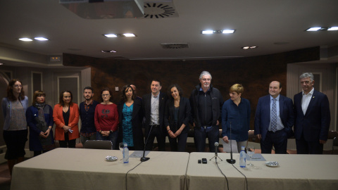 Los representantes de las formaciones políticas vascas y navarras (salvo PP y UPN), antes de la lectura de su texto sobre el desarme de ETA. REUTERS/Vincent West