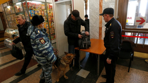 Policías registran a un ciudadano en una estación de metro en San Petersburgo. /REUTERS